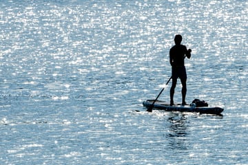 Schrecklicher SUP-Unfall in Schleswig-Holstein: Junger Mann fällt in See und ertrinkt