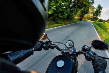180 Sachen auf Bundesstraße: Renn-Motorrad rast der Polizei davon