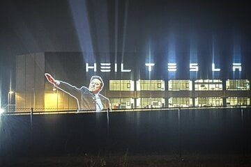 Elon Musk: Activists project "Heil" on Tesla plant in Germany in response to Elon Musk salute