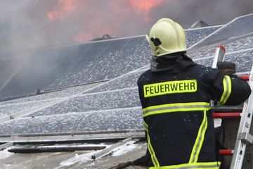 Feuer zerstört Haus: Nachbarn retten schwer verletzten Mann aus den Flammen