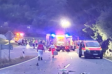 Motorrad und Kleinwagen krachen frontal zusammen: 63-jähriger Biker schwer verletzt
