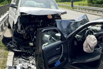 Schwerverletzte bei Frontal-Crash zwischen BMW und VW: Mann mit Hubschrauber in Klinik geflogen