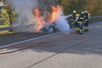 Unfall A8: Audi-Flitzer nur noch Schrott: Sportwagen geht auf Autobahn in Flammen auf