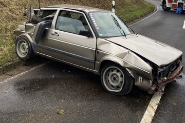 Zu schnell unterwegs: Auto überschlägt sich, Fahrer hat großes Glück