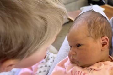 Großer Bruder küsst vier Tage altes Baby: Wie das Mädchen reagiert, lässt Herzen hüpfen
