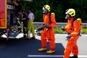 Unfall A9: ABC-Einsatz auf der A9: Flüssigkeit läuft aus Transporter