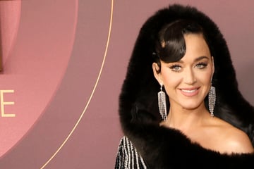 Katy Perry zieht mit pelzbesetztem Samtkleid alle Blicke auf sich