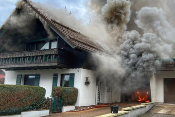 Riesige Rauchwolke über Suhl: Wohnhaus von Flammen völlig zerstört