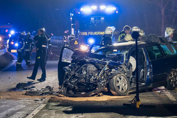 Zeugen berichten von Trümmerfeld: Schwerer Unfall zwischen Auto und Linienbus