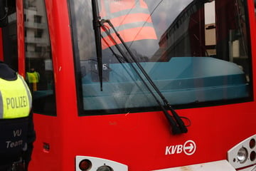 Lebensgefahr! Senior will Straßenbahn erwischen und wird erfasst