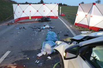 Frontal-Kollision auf Landstraße: Motorradfahrer stirbt am Unfallort