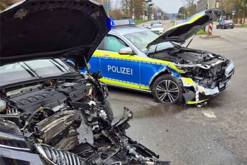 Crash auf Einsatzfahrt: Zwei Polizisten bei Unfall verletzt