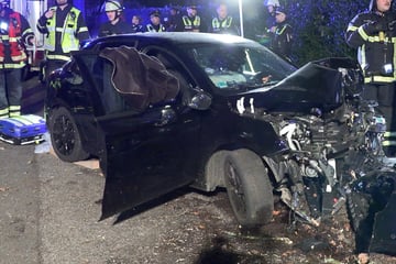 MILES-Auto rast in 30er-Zone frontal gegen Baum: Drei Menschen teils schwer verletzt