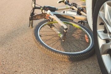 Nach Streit: BMW-Fahrer verletzt Radfahrer und will ihn daraufhin anzeigen