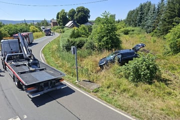 Alkoholbeichte an die Polizei: Betrunkene Frau schrottet ihr Auto