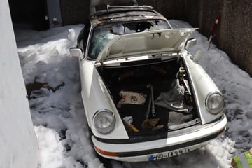 Mann will seinen Porsche aus der Garage fahren, dann brennt es plötzlich
