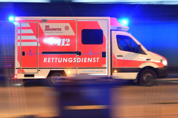Unfall in Sachsenhausen: Mercedes kracht in Straßenbahn, zwei Menschen verletzt