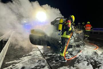 Unfall A38: Renault brennt auf A38: Vollsperrung in Richtung Leipzig