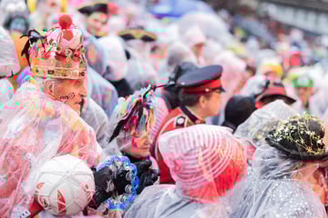 Weiberfastnacht in Köln: Ab ins Trockene - Schlangen vor den Kneipen werden länger