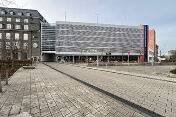 Jaguar-Fahrerin kracht gegen Parkhaus-Wand: 45.000 Euro Schaden