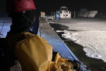 Berlin: Sportboot läuft voll - 1000 Liter Diesel drohen, ins Wasser zu laufen