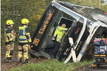 Linienbus umgekippt: Sieben Personen verletzt, Straße wieder frei