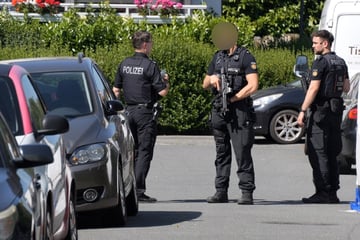 Mann stirbt auf Straße, Frau tot im Keller entdeckt: Polizei fahndet nach flüchtigem Täter