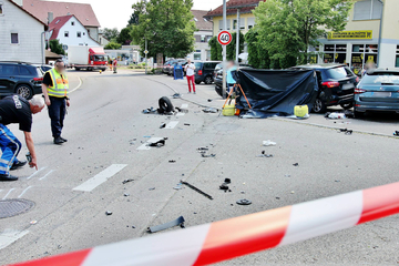 Mercedes kracht in Senioren-Paar: 84-Jähriger tot, seine Frau schwer verletzt