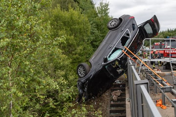 Unfall A71: Über dem Abgrund: Mercedes bleibt an Brücke auf A71 hängen, Fahrer tot