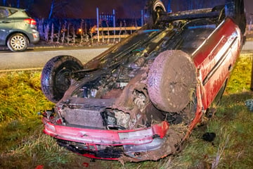 Unfall im Erzgebirge: Renault-Fahrerin überschlägt sich