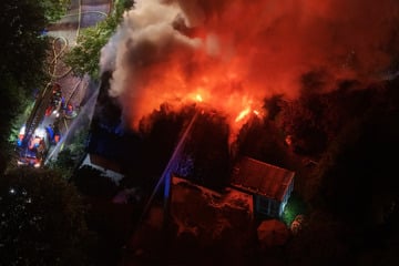 Reetdachhaus brennt lichterloh: Feuerwehr rettet mehrere Bewohner