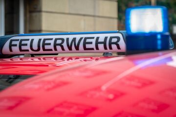 Flammen schlagen aus Wohnung: Vierköpfige Familie verletzt