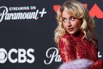Sabrina Carpenter spoofs Taylor Swift and claps back at Man's Best Friend controversy on SNL