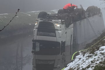 Laster mit Hühnerdung landet kopfüber im eiskalten Wasser: Bergung problematisch