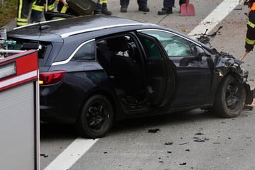 Opel Astra mit Kleinkind kracht auf A1 unter Lkw: Insassen hatten Schutzengel!
