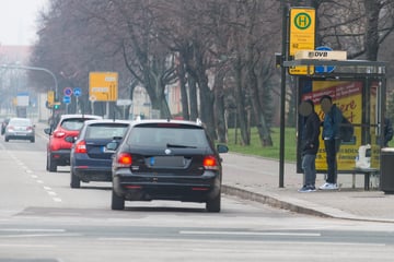Mann fährt und greift Kind in Dresdner Südvorstadt an: Polizei sucht Zeugen