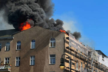 Berlin: Lösten Dachdecker den heftigen Brand in Schöneberg aus? Polizei ermittelt