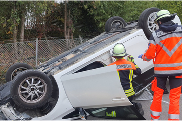 Auto landet bei Crash auf dem Dach: Feuerwehr befreit hochschwangere Frau