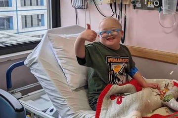 Nach zwei Jahren Kampf: Junge besiegt Krebs und überlebt Schlaganfall