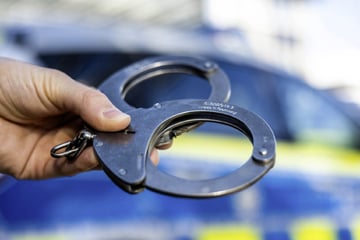 Fahrkartenkontrolleur angegriffen und mit der Faust ins Gesicht geschlagen