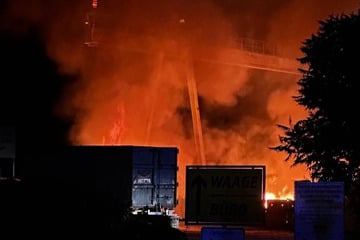 Brand auf Recyclinghof: Feuerwehr rückt mitten in der Nacht aus