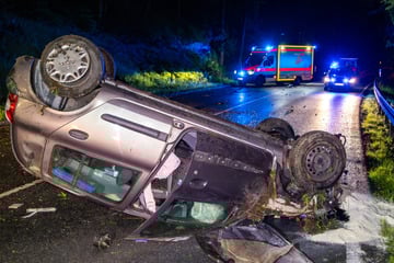 Renault fliegt aus der Kurve und überschlägt sich: Fahrer schwer verletzt