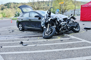 Hyundai ignores the right of way: a motorcyclist dies at the scene of the accident