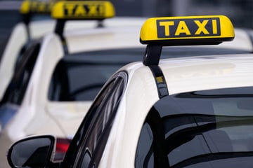 Fahrgast (38) bedroht Taxifahrer mit Messer und klaut sein Auto