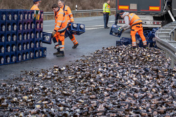 Hunderte Liter Bier auf A70: Getränkekästen stürzten palettenweise vom Laster