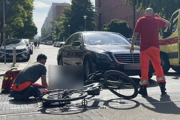 Schwerer Unfall in der Altstadt: Mercedes erfasst Radfahrerin