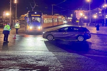 Mercedes-Fahrerin erfasst Radler am Theaterplatz und verletzt ihn schwer