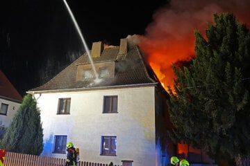 Feuerwehr im Großeinsatz: Hausbrand, zwei Bewohner im Krankenhaus