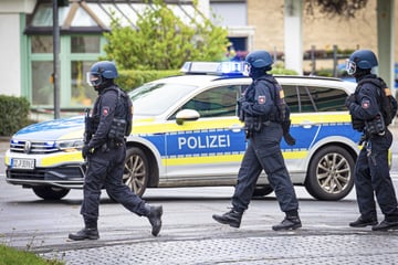 Messerattacke: Messerattacke: Vier Menschen in ihren Vorgärten verletzt