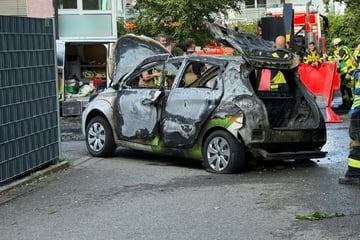 Stuttgart: E-Auto in Stuttgart brennt lichterloh: Feuerwehr verhindert Übergreifen auf Gebäude